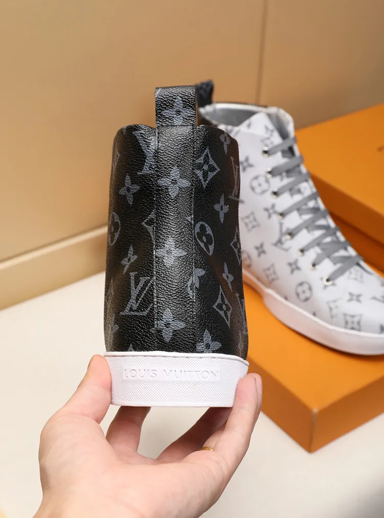 Factory price: 400💰【LV】Official website popular series 🇮🇹🇮🇹1:1 production, selected high-end imported imitation sheepskin lining sheepskin pads, matched with Louis Vuitton Monogram Ecli men's shoes 💰se canvas and pure white rubber soles, extremely simple design, perfect interpretation of the latest inspiration for shoes, classic and fashionable integration, 🔍🔍high quality, worthy of your possession. The bottom car thread will never be unglued. Sellers are welcome to sell as shown in the picture above. We can send one piece on behalf of you. Number of yards: 38-44 (45 yards can be customized)